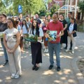 Omladinci SNS-a održali konferenciju ispred GO Medijana: Pitanja za političara Dragana Milića o službenoj „Škodi“