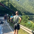 Drama u Ovčarsko-kablarskoj klisuri: Kolima sleteo sa puta direktno u jezero, u toku izvlačenje vozila (foto)