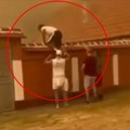 Drama na obodu Deliblatske peščare: Požar stigao do kuća, ljudi u panici preskaču ograde kako bi spasili živu glavu