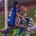 Pojavio se snimak! Partizan je oštećen protiv Hetafea? Fudbaler sa dve ruke obara Čumića, sudija ne svira ništa, VAR se ne…