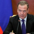 Medvedev Nemcima: Smenite Merca pre nego što vas uvuče u rat sa Rusijom