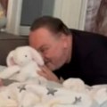 Snimak koji topi srca: Knez se igra sa unukom, Ksenija ih snima: Prvi snimak ćerke pevačice