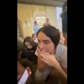 Plaču i vrište zbijene jedna uz drugu: Prvi snimak devojaka koje su oteli teroristi u Izraelu, niko ne zna šta će biti sa…