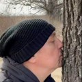 Kebu urnišu na društvenim mrežama: Nakon što je objavio snimak kako ljubi drvo dobija užasne poruke, a sada se hitno…