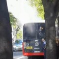 Zapalio se autobus u Zemunu! Dim kulja iz vozila, stvara se velika kolona (video)