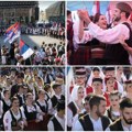 Pun Beograd mladih u narodnim nošnjama! Prestonica okićena srpskim trobojkama - Omladina čuva tradiciju