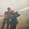(Video) Dramatično u Grčkoj: Veliki požar na Atici, vatra zahvatila kuće, vatrogasci ne mogu da je obuzdaju: Stanovnicima…