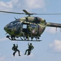 Obuka specijalaca u spuštanju iz helikoptera