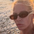 Sestra Nataše Bekvalac pokazala bujne grudi: Uslikala dekolte na plaži u izazovnoj haljini, a ovim je nasmejala sve (foto)