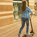 ABS: Apel roditeljima da ne kupuju električne trotinete deci mlađoj od 14 godina