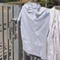 Protest zdravstvenih radnika ispred zatvora u Novom Sadu zbog hapšenja lekara i studentkinje (VIDEO)