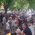 U toku saslušanja uhapšenih na protestu u Novom Sadu, ispred suda se okupili građani