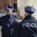Krvoproliće u Prizrenu! Nožem ubadao suprugu i maloletnu ćerku: Tragovi krvi od prizemlja do četvrtog sprata - žena nađena…