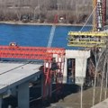(Video) Dok mraz steže obale Dunava, gradnja 5. novosadskog mosta ne staje: Pogledajte koliko je malo ostalo da se dva kraka…