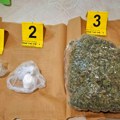 Policija upala u stan na Paliluli: Uhapšen mladić zbog marihuane i kokaina! (foto)
