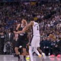 Skandal u NBA: Vembenjama udario Jokića po nosu, raskrvario ga i za to dobio tri slobodna bacanja?!