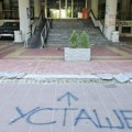 „Da li je sledeći korak da upadaju na fakultete i biju“: Dekan Fizičkog fakulteta o šaranju zgrade na Studentskom trgu
