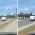 U Novom Sadu zabeležen još jedan snimak vožnje u kontrasmeru: Uleteo u kružni tok iz suprotnog pravca (video)