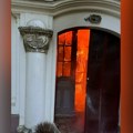 (Foto, video) vatra preti da uništi svetinju! Plamen divlja unutar hrama, vatrogasci spasioci u lavovskoj borbi kod…