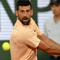 Francuz samo naljutio Srbina: Novak Đoković preokretom do 2. kola Rolan Garosa! (video)