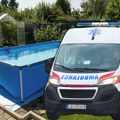 Užas u Beogradu! Skočio u prazan bazen i teško povredio glavu i kičmu: Muškarcu se lekari bore za život!