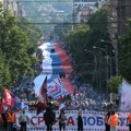 (Foto) Učesnici skupa SNS poneli najveću zastavu: Kolona sa trobojkom širokom 10 metara ide ka Skupštini