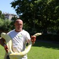 (Foto, video) Munja - čovek koji sme da uđe u kavez sa zverima. On brine o zmijama, nilskim konjima, aligatoru Muji... i tako…