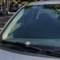 Ako vidite novčić na šoferšajbni automobila, ne izlazite odmah: Evo šta može da znači i zašto treba biti oprezan