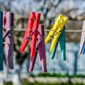 Da li smo mi to celog života pogrešno kačili veš? Evo čemu zapravo služe dve rupice na štipaljkama