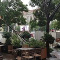 Nevreme u Beogradu:  Dve zaglavljene osobe spasene iz vozila, vetar nosio krov sa zgrade parlamenta