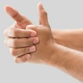 Da li je „pucanje prstima“ zaista opasno? Evo šta kažu stručnjaci