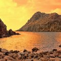Poneo kući "pola obale": Francuski turista krenuo sa Sardinije pa uhapšen sa 41 kilogramom kamenčića