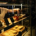Beograđanka ušla u pekaru da kupi krempitu, pa se predomislila: Fuj! Evo koja buba je okupirala prostor sa kolačima! (foto)