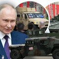 (Foto/video) Putin isterao tenkove na ulice Moskve Rusi se hvale zaplenjenim britanskim oklopnim vozilima, građani…