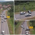 Žestok sudar u blizini naplatne rampe Preljina kod Čačka Staklo i delovi vozila razbacani po putu (foto)