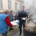 Profesori niške gimnazije kuvali pasulj za đake, studente i kolege i pozvali sve da se opasulje