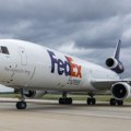 Avion „FedEx” prinudno sleteo na aerodromu Njuark, zapalio mu se motor