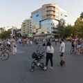 (Foto) blokirane raskrsnice kod Futoške, okretnice ka Novom naselju, Preradovićeve i Reljkovićeve Građani izneli stolice i…