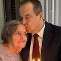 Kao jaje jajetu: Ivica Dačić podelio sliku sa majkom: Proslavila rođendan, a svi komentarišu koliko liče (Foto)