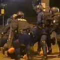 Pendreci, suzavac i vodeni topovi: sukob policije i demonstranata u Bernu (video)