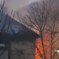 Požar u Kaluđerici Gori kuća kod stare okretnice: Na licu mesta su vatrogasci (foto)