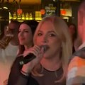 Milica Todorović 3 meseca nakon porođaja u njegovom zagrljaju: Pevačica usnimljena u provodu, blista od sreće