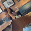 Paparaco! Uhvatili smo Romanu nakon mnogo vremena: Evo šta je pevačica radila usred bela dana u restoranu (foto)