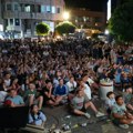 Skoro 2.000 Novopazaraca uz Zmajeve: Šetalištem odjekivale pesme i podrška Bosni i Hercegovini