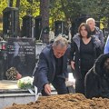 Сахрањена жена Жике Шаренице: Водитељ неутешно плакао над гробом, на питање свештеника сви остали неми