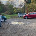 Bahati vozači napravili parking gde mu nije mesto: Mitrovčani očajni - "Napravili su i javni toalet, šire se neprijati…