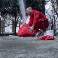 Sipao koka-kolu u balon, pa ubacio ovo Mladić napravio eksperiment, svi gledaju u neverici (video)