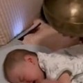 Mama i tata otkrili fenomenalan trik za uspavljivanje bebe Hit snimak raznežio društvene mreže!