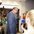 "Tuku batinaši poštene ljude iz SNS jer Ne mogu da pobede" Vučić poručio ispred štaba: Imam sjajne rezultate, stižu…