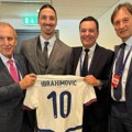 Poklon za Zlatana: Delegacija FSS poklonila Ibrahimoviću dres Srbije sa brojem 10